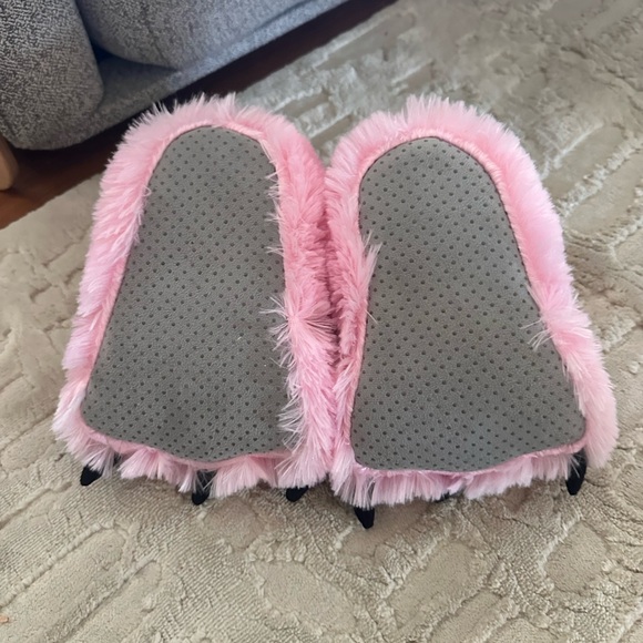 Kids pink fuzzy bear slippers, size 9-11 - Picture 6 of 7